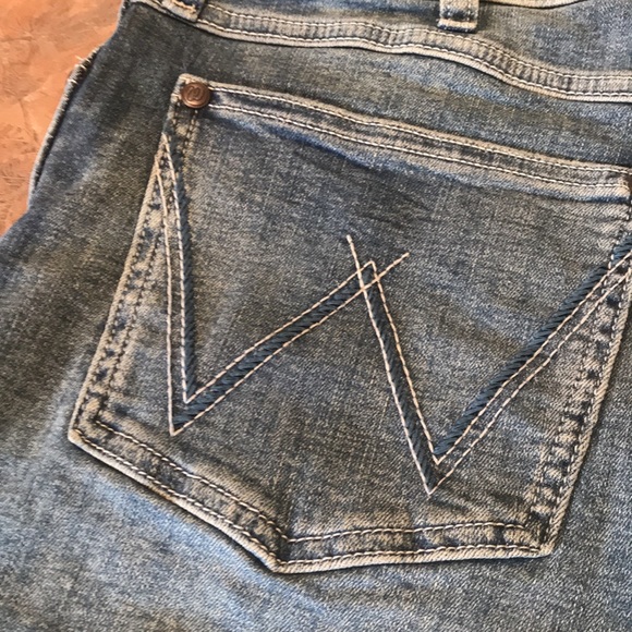 Wrangler retro Bailey high-rise denim shorts - Picture 5 of 12